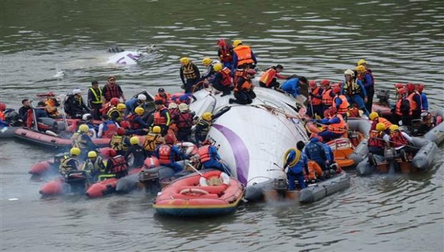 58 kişiyi taşıyan uçak nehre düştü