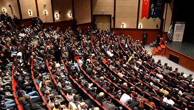 Hilafet konferansında Atatürk posterlerine tepki