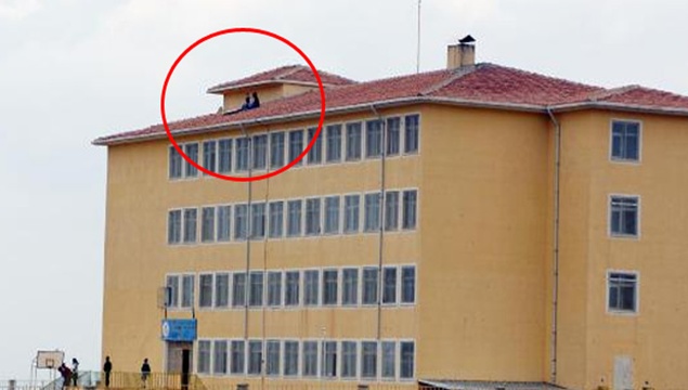 Okul çatısına çıkan 2 kız öğrenci korkuttu