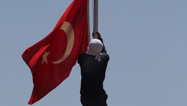 Türk bayrağını indirmeye 13 yıl 9 ay hapis