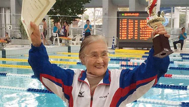82’sinde yüzme öğrendi, 100 yaşında dünya rekoru k