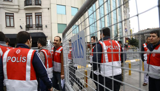 İstanbul polisine kırmızı yelek