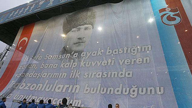 Dev Atatürk pankartı