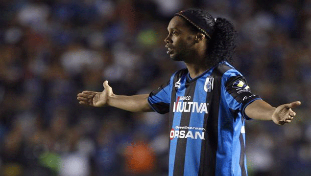  Ronaldinho stadı terk etti