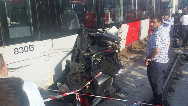 Tramvay otomobili biçti: 2 ölü