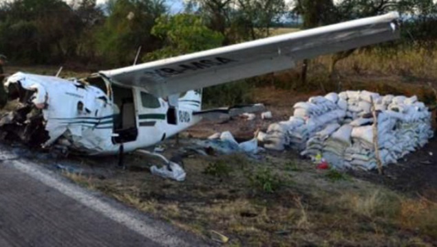 Otoyola uçak düştü: 5 ölü
