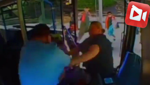 Anne-kız otobüs şoförüne saldırdı