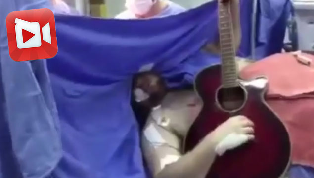 Beyin ameliyatı olurken gitar çaldı!