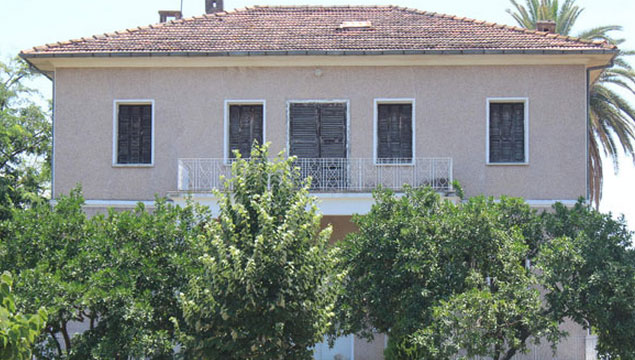 Menderes'in evi kaderine terk edildi