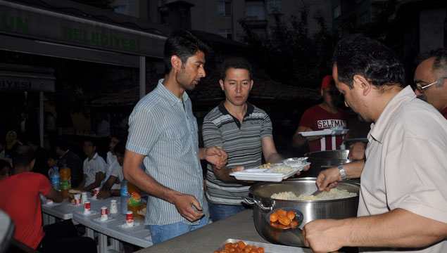 Mültecilerin yüzü iftar sofrasında güldü