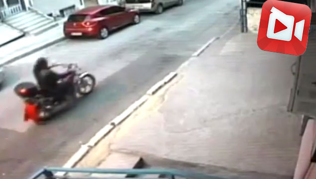 Motosikletli kundakçı kameraya yakalandı 