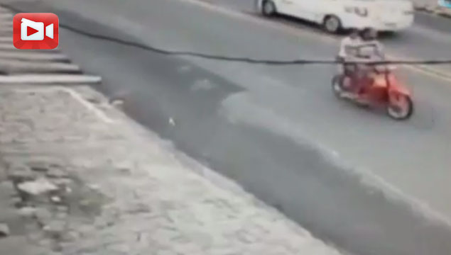 Cip motosikleti yolun dışına attı