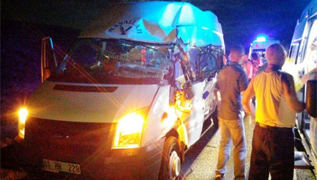 Minibüs TIR'la çarpıştı: 20 yaralı!