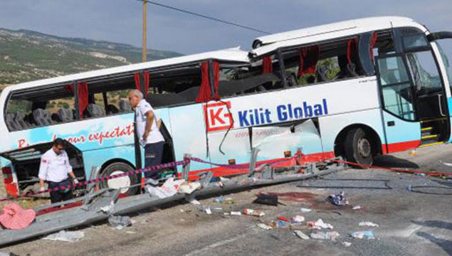 Tur otobüsü devrildi: 4 ölü