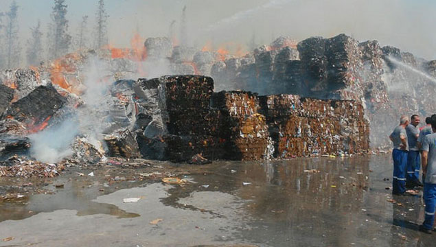Atık kağıt fabrikasında yangın