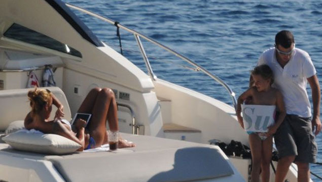 Pınar Altuğ kızı Su ile tatilde