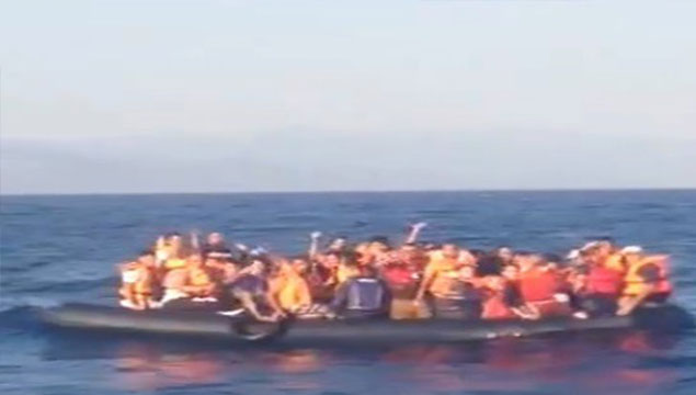 Mülteciler denizin ortasında kaldı