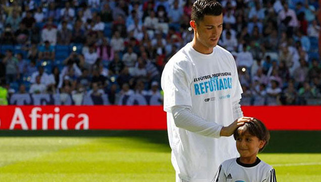 Ronaldo sahaya Suriyeli mülteciyle çıktı