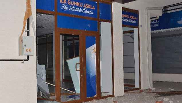 AK Parti afişlerinin olduğu dükkana saldırı