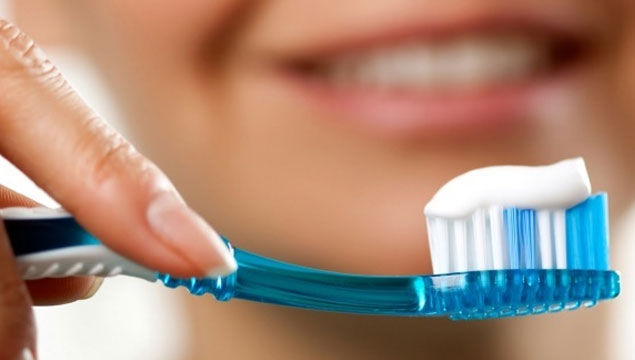 Diş fırçalarken yapılan yanlışlara dikkat