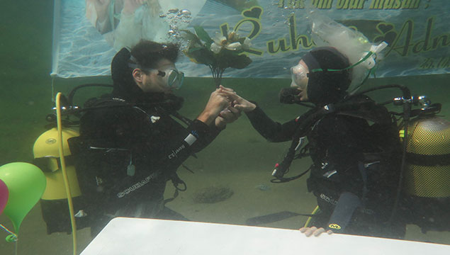 Su altında evlilik teklifi