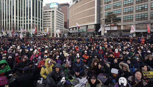 Güney Kore'de maskeli protesto