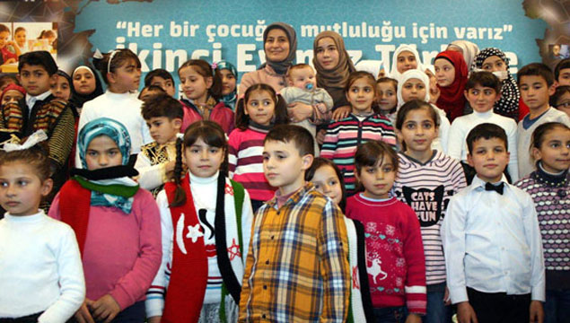 Davutoğlu Suriyeli sığınmacılarla buluştu
