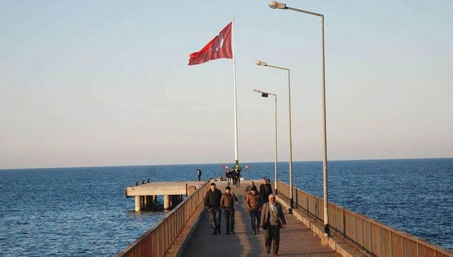 En büyük bayrak şehitler için gönderde