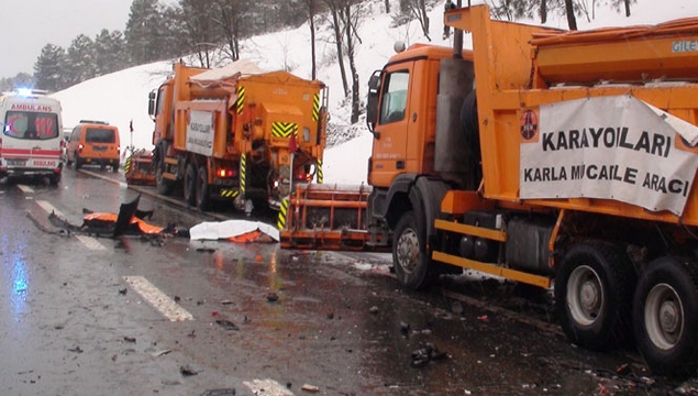 Kar temizlik çalışanlarına araç çarptı: 3 ölü