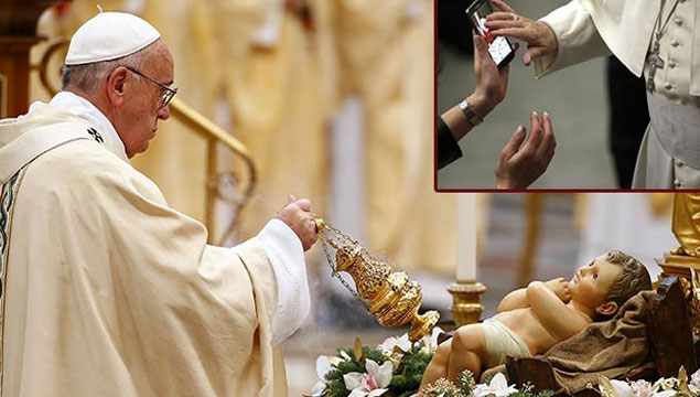 Papa akıllı telefon ile kutsadı