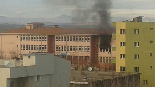 Teröristler okul yaktı