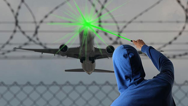 Pilota lazer tutulunca uçak havaalanına geri döndü