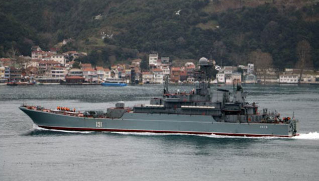 Rus gemileri Boğaz’dan geçti