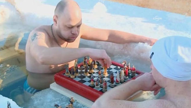 Buzlu suyun içinde satranç