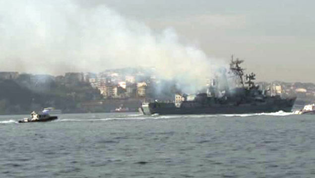 Rus savaş gemileri Boğaz'da