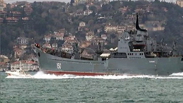 Savaş gemisi Boğaz'dan geçti