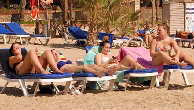 Antalya'da tatilcilerin deniz keyfi 