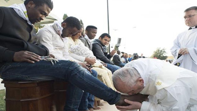 Papa, mültecilerin ayaklarını öptü