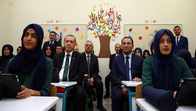 Erdoğan öğrencilerle ders dinledi