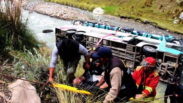 Peru'da otobüs nehre uçtu: En az 23 ölü!