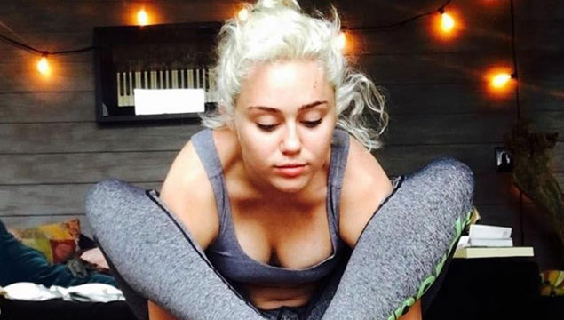 Miley Cyrus'tan yoga pozu