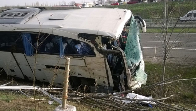 Tur otobüsü şarampole uçtu: 1 ölü, 15 yaralı