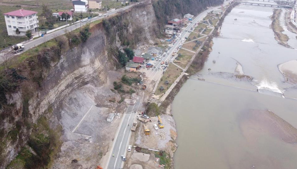 Rize'de heyelan: Ardeşen-Çamlıhemşin kara yolu kapandı | Karadeniz Gazetesi