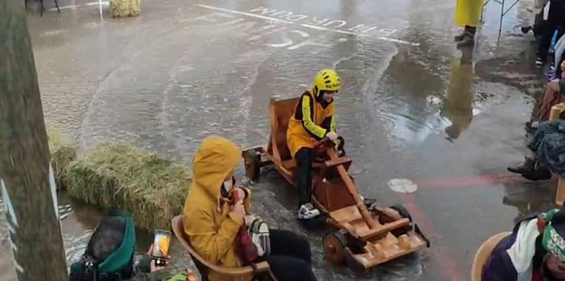 Geleneksel tahta araba yarışlarına yağmur da engel olamadı